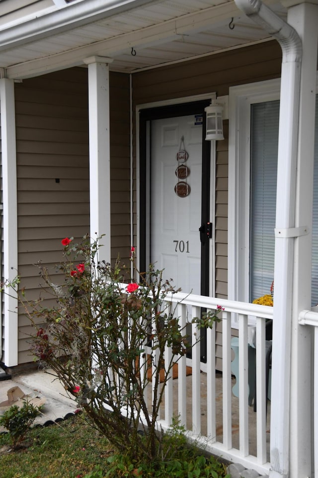 entrance to property featuring covered porch