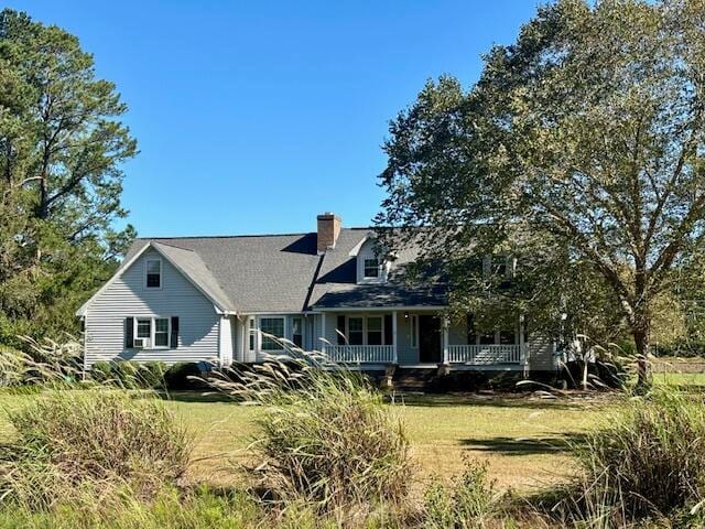 view of front facade featuring a porch and a front lawn