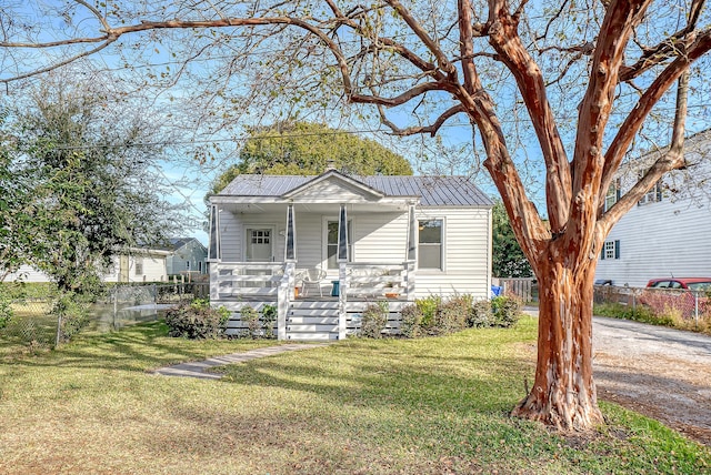 view of front facade featuring a front yard and covered porch