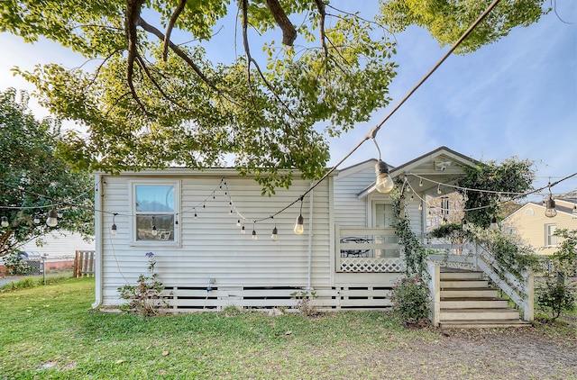 view of front of home featuring a front lawn