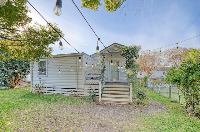 view of front of house featuring a front lawn