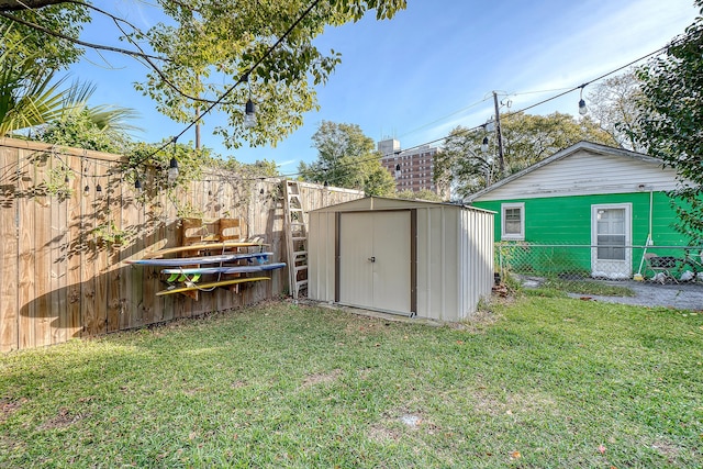 view of yard featuring a storage shed