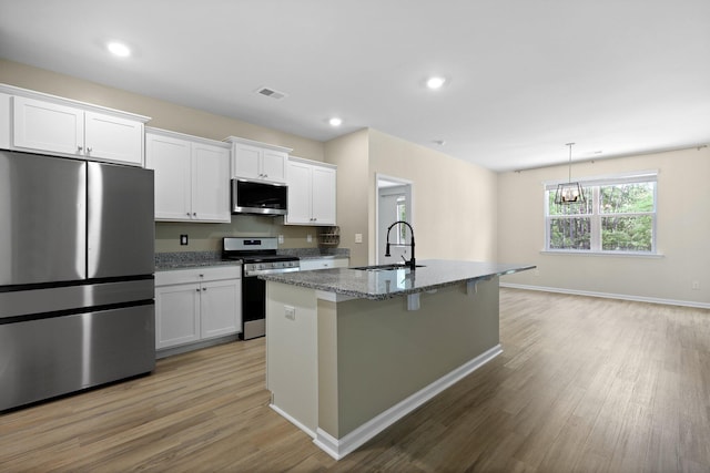 318 Bering Ln, Summerville, SC 29486 - kitchen featuring a sink, light wood finished floors, a kitchen island with sink, stainless steel appliances, and visible vents