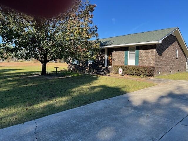 view of front of house featuring a front lawn