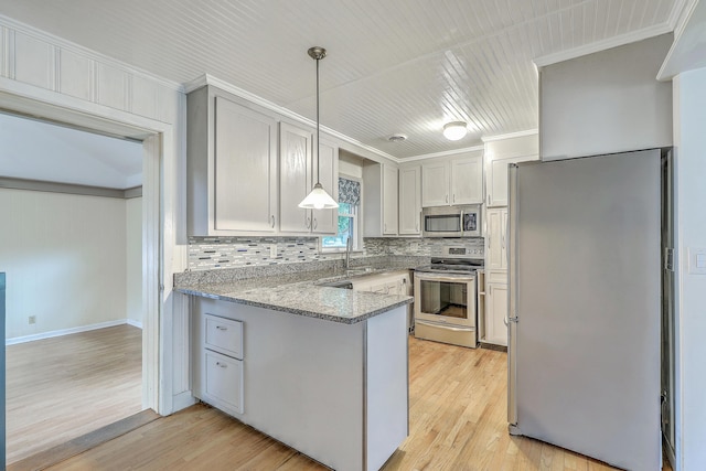 4729 Lang Ridge Dr, North Charleston, SC 29405 - kitchen featuring appliances with stainless steel finishes, light wood finished floors, backsplash, a peninsula, and ornamental molding
