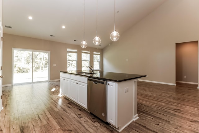 kitchen featuring a sink, dishwasher, a kitchen island with sink, wood finished floors, and visible vents