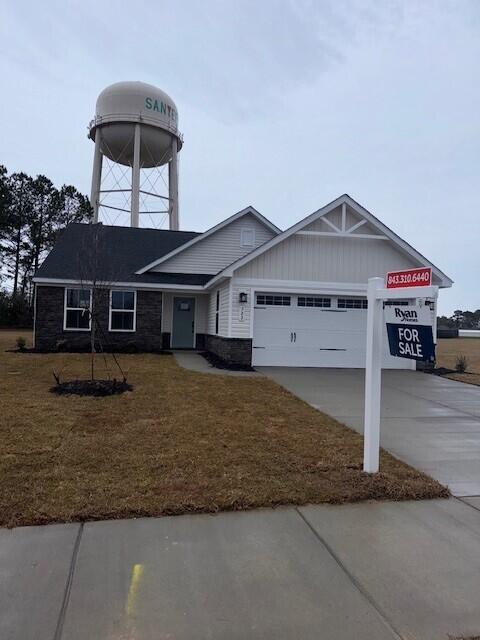 view of front facade featuring a garage and a front yard