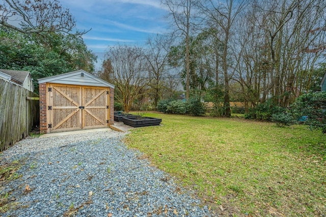 view of yard featuring a storage unit