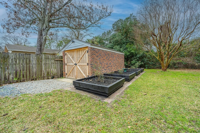 view of yard featuring a storage shed