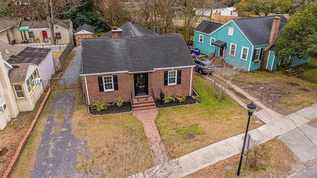 view of front of property featuring a front lawn