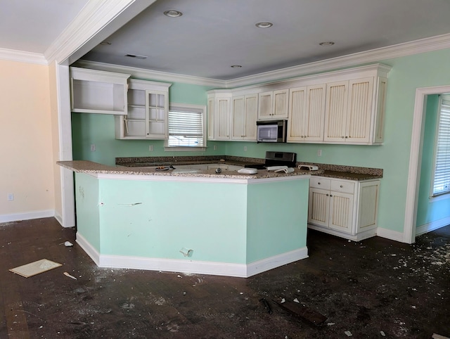 kitchen with crown molding, baseboards, visible vents, and appliances with stainless steel finishes