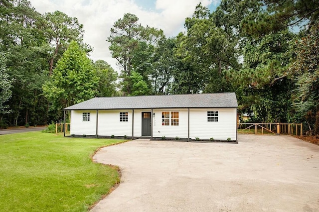 view of front of house with a front lawn