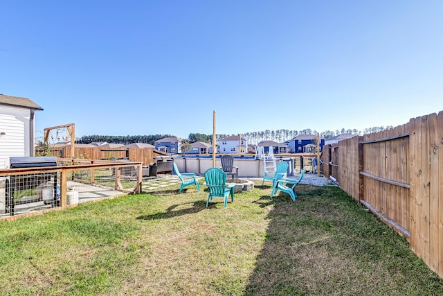 view of yard featuring a fenced in pool