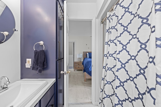 bathroom with ensuite bath, a shower with shower curtain, and vanity