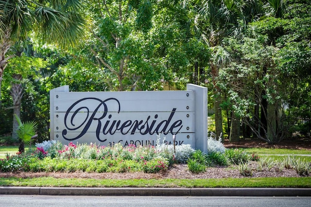 view of community / neighborhood sign