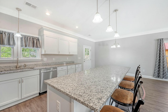 kitchen featuring visible vents, dishwasher, a sink, crown molding, and dark wood-type flooring