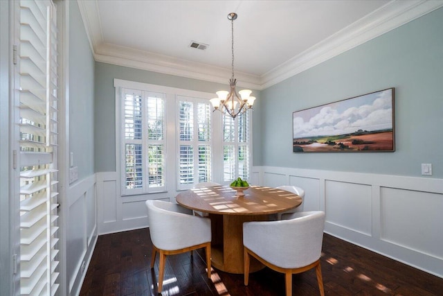 dining room with crown molding, dark wood-style flooring, visible vents, and an inviting chandelier