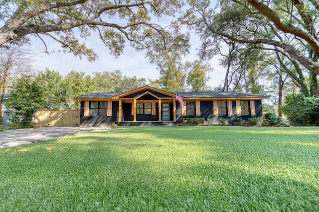 view of front facade with a front lawn