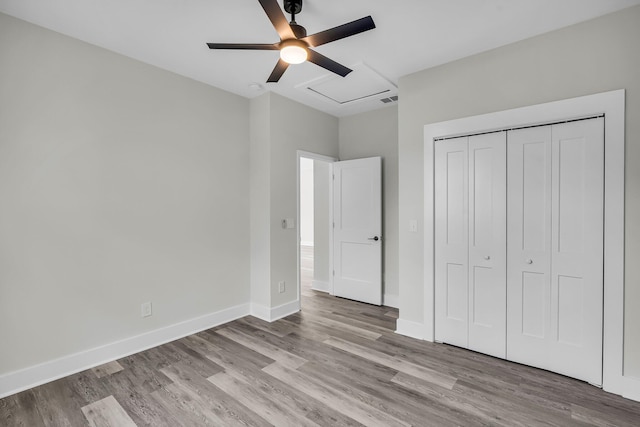 unfurnished bedroom featuring ceiling fan, light wood finished floors, a closet, and baseboards