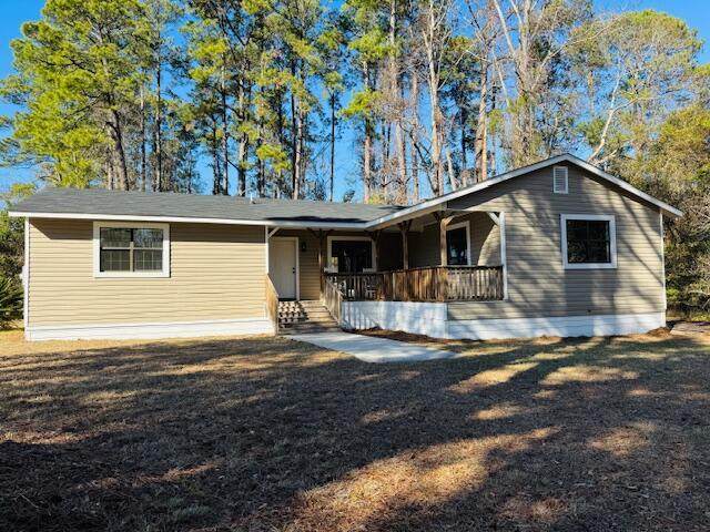 single story home with covered porch