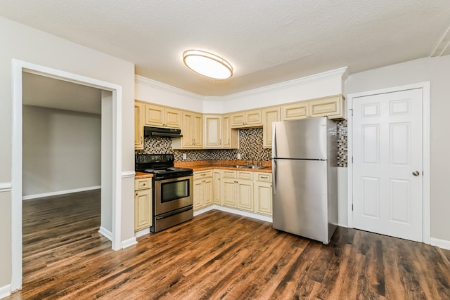 kitchen with sink, a textured ceiling, backsplash, dark wood-type flooring, and appliances with stainless steel finishes