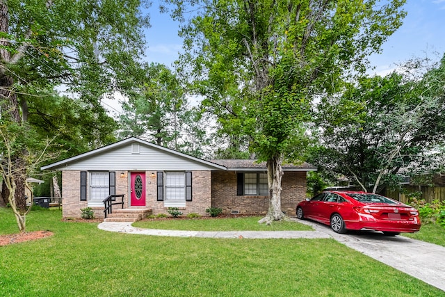 ranch-style house featuring a front yard