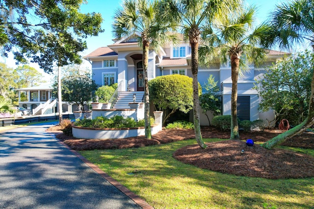 view of front of home featuring a front lawn