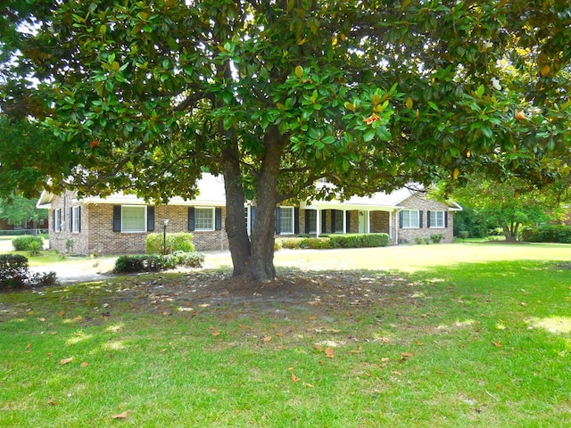 exterior space featuring a front yard