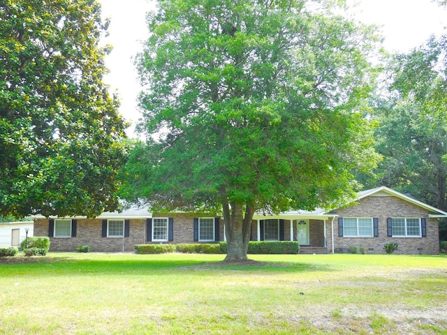 single story home with a front yard