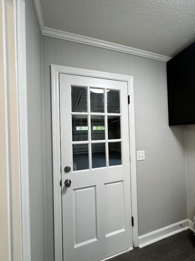 entryway featuring crown molding and a textured ceiling