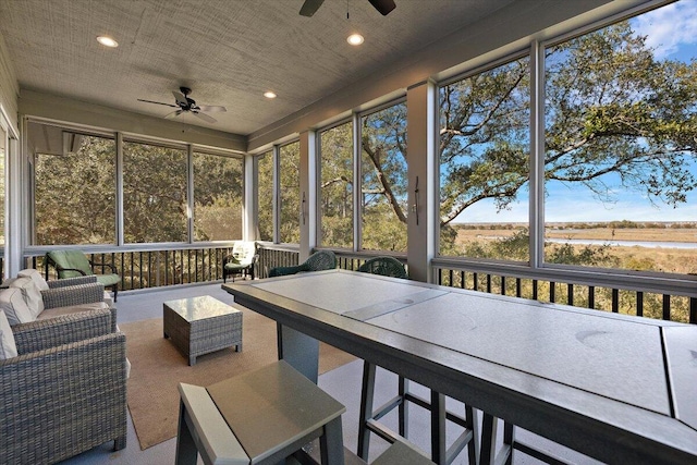 sunroom with ceiling fan