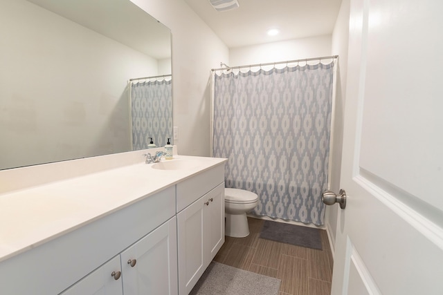 full bathroom featuring toilet, vanity, recessed lighting, and a shower with curtain