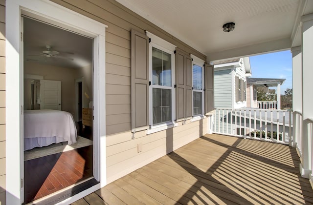 balcony featuring covered porch and ceiling fan