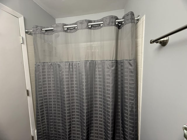 bathroom featuring a shower with shower curtain