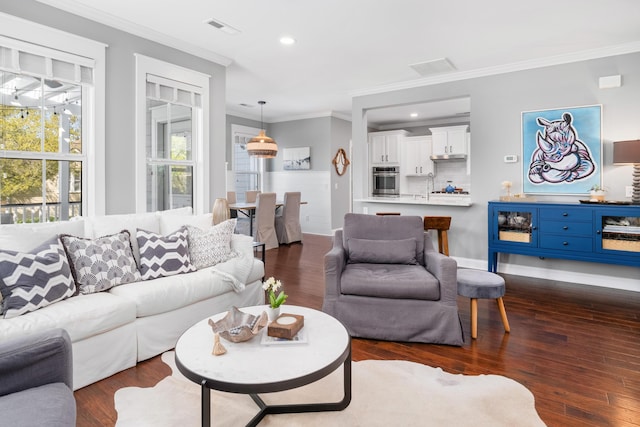 living room with visible vents, recessed lighting, dark wood-type flooring, and crown molding