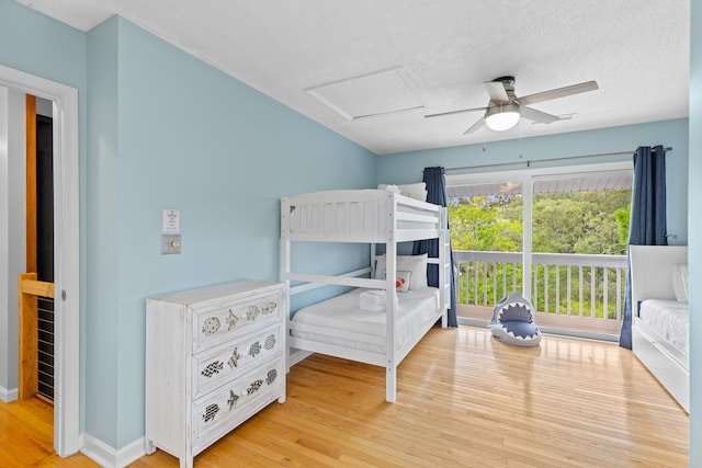 bedroom featuring light wood-type flooring, a textured ceiling, and ceiling fan