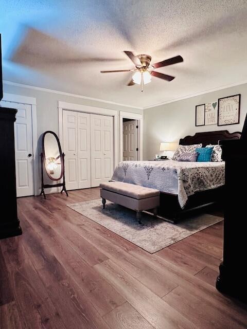 bedroom with ornamental molding, a textured ceiling, hardwood / wood-style flooring, and ceiling fan