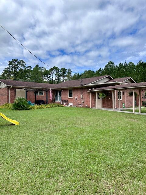 view of front facade with a front lawn