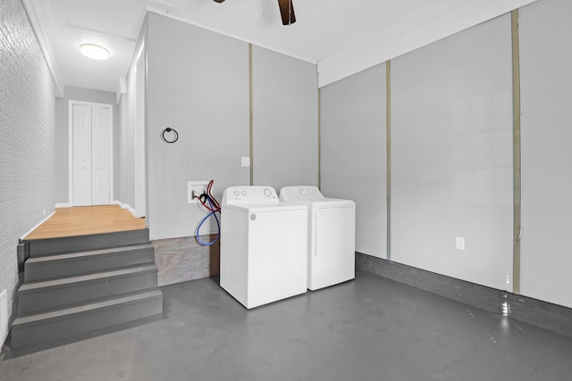 washroom featuring laundry area, separate washer and dryer, and ceiling fan