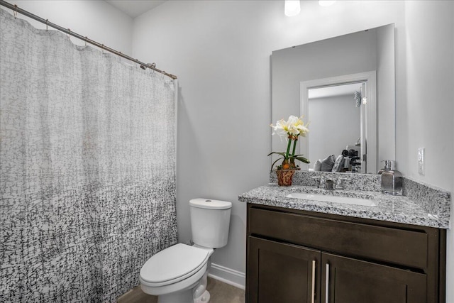 bathroom featuring a shower with curtain, baseboards, toilet, and vanity