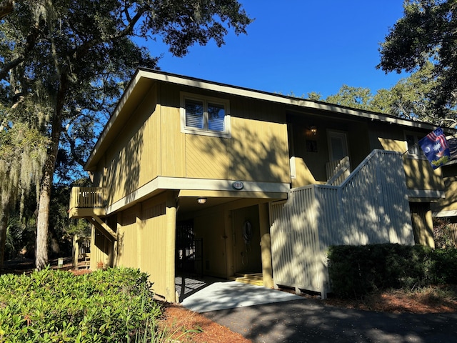 view of front facade featuring a carport