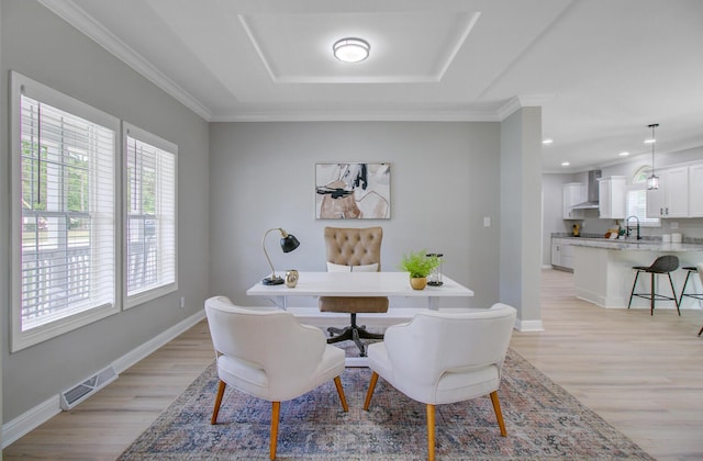 dining area featuring visible vents, recessed lighting, light wood-style floors, and baseboards