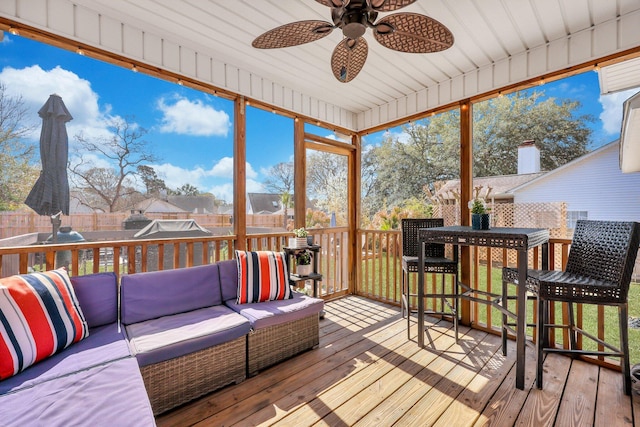 sunroom / solarium with ceiling fan