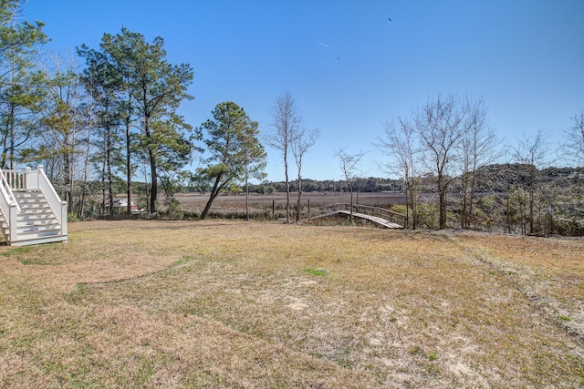 view of yard featuring a rural view