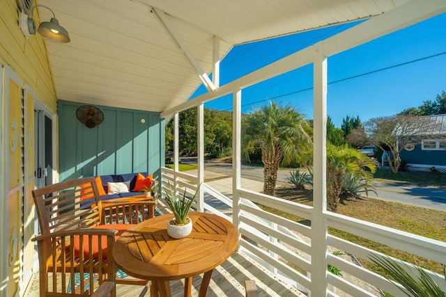 sunroom with vaulted ceiling