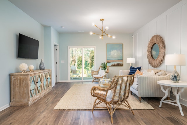 living area featuring dark wood-style floors, visible vents, a chandelier, and baseboards