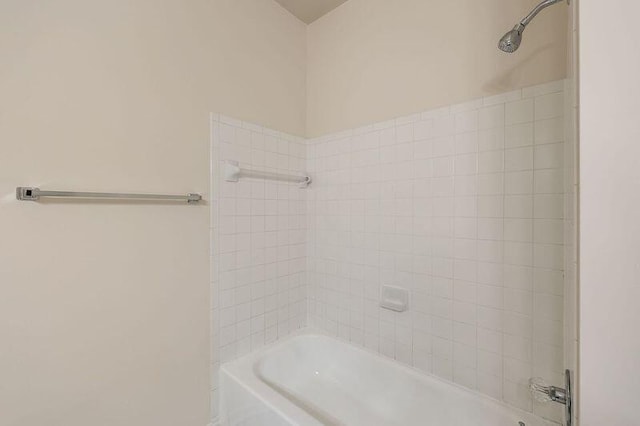 bathroom with washtub / shower combination