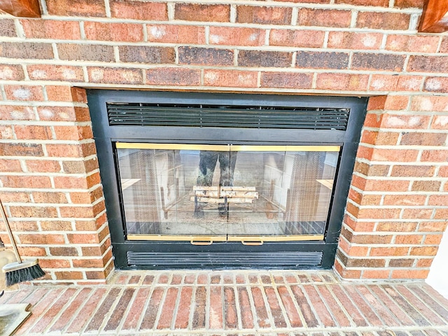 details featuring a glass covered fireplace