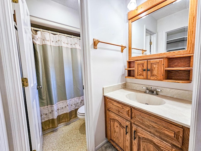 full bathroom featuring a shower with shower curtain, a textured ceiling, toilet, and vanity