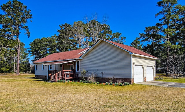 view of front facade featuring crawl space, a garage, driveway, and a front yard